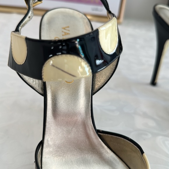 Valentino Garavani Black & Yellow Patent Leather Sandal. EU 39.5. - Picture 4 of 11